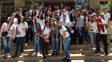 Alunos do CED 03 de Sobradinho posam em frente à entrada principal do Hemocentro